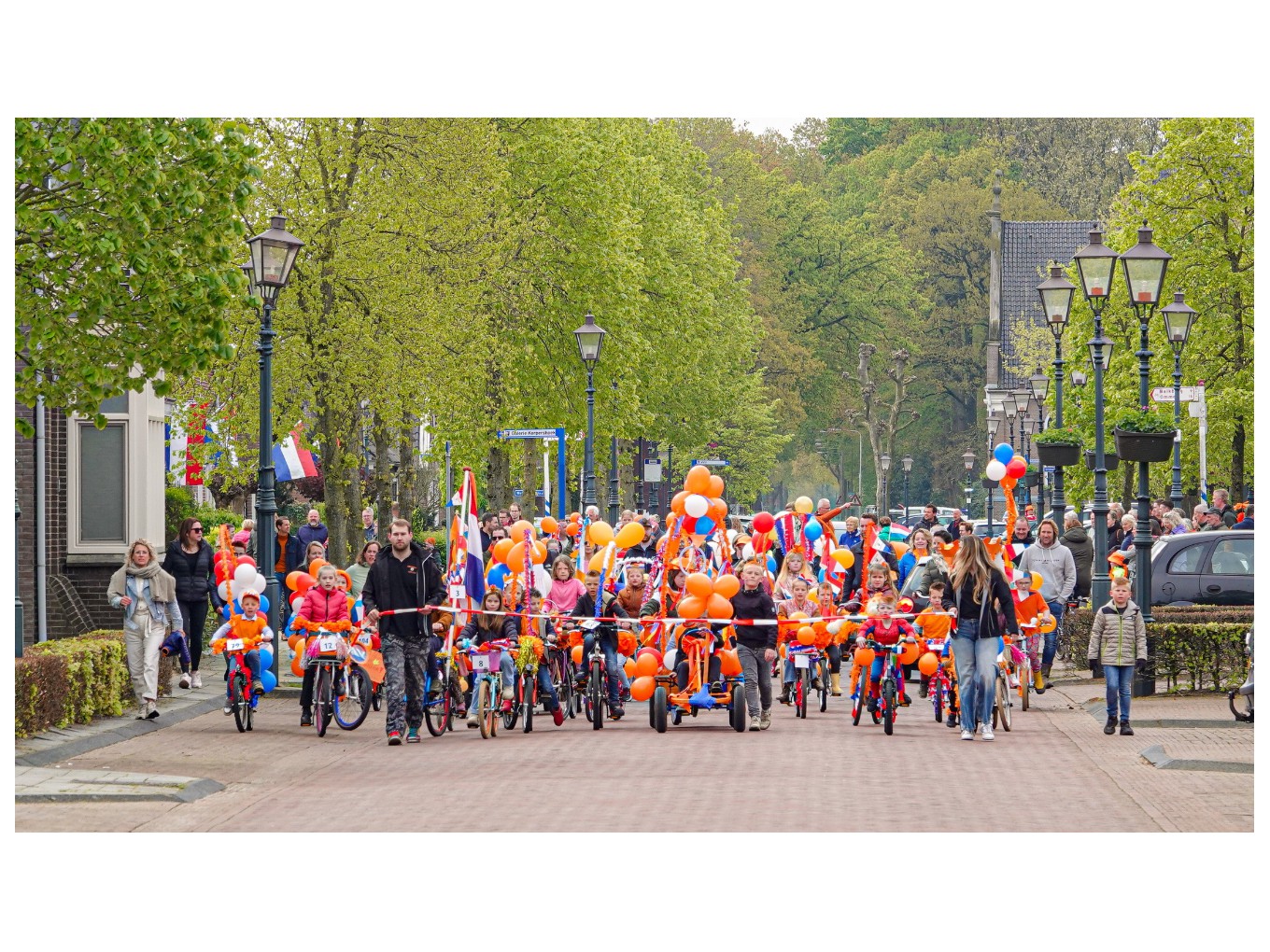 de versierde fietsenoptocht in Nieuwleusen. Foto: Marcel van Saltbommel.