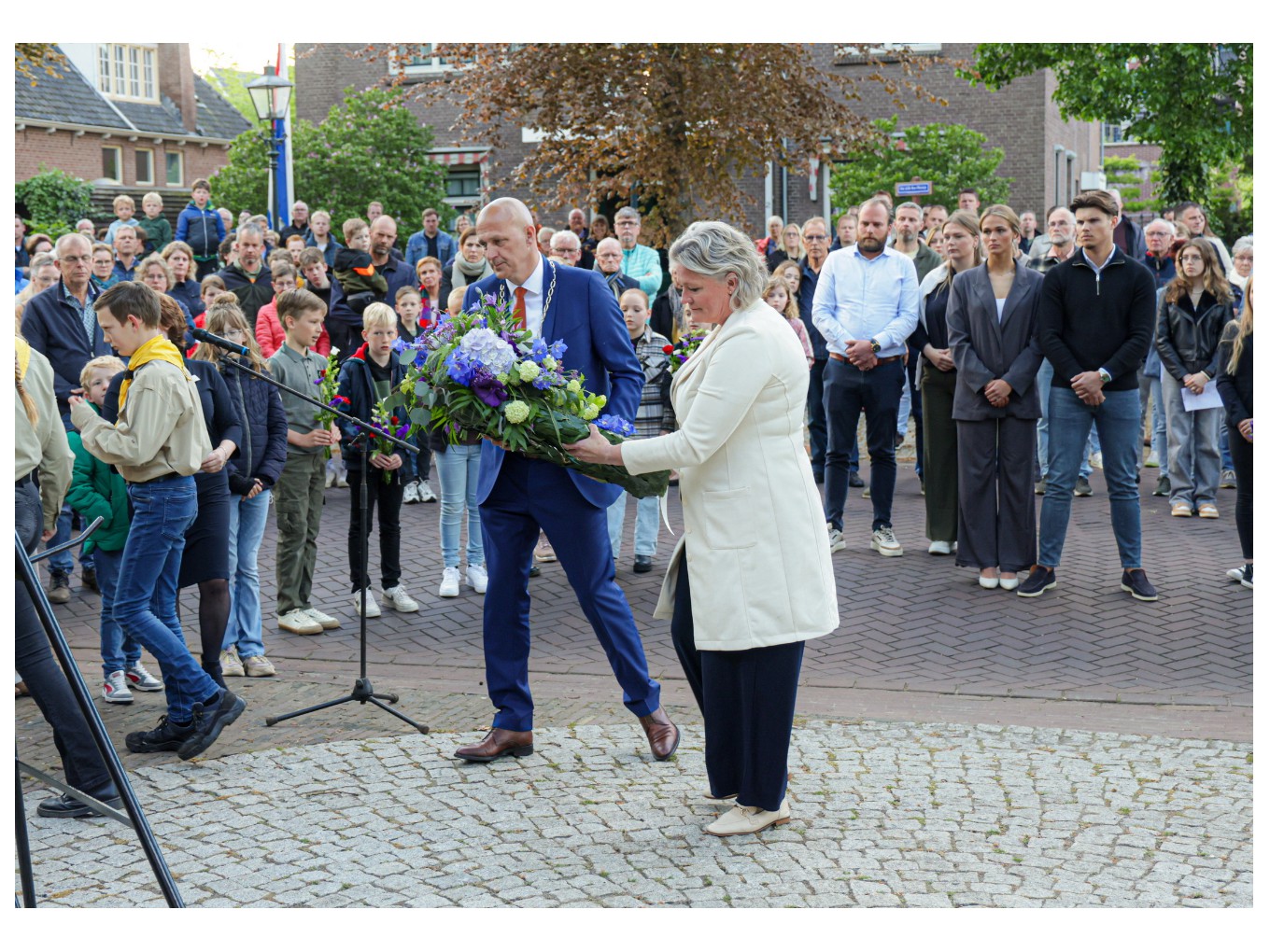 wethouder André Schuurman legt met zijn vrouw een krans in Nieuwleusen. Foto: Marcel van Saltbommel.