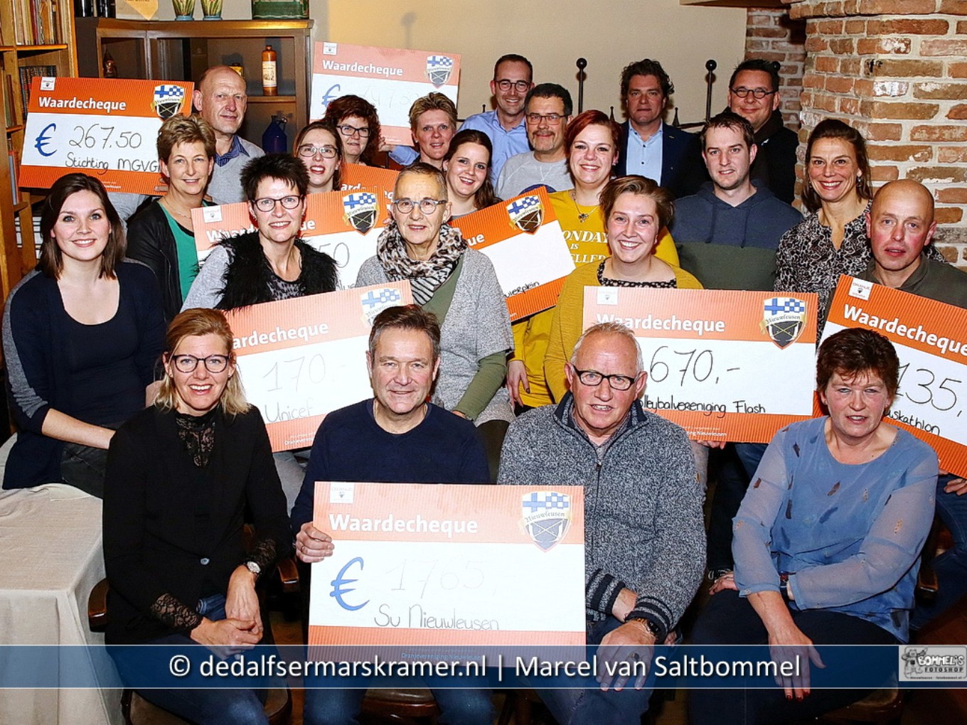 Oranjevereniging Nieuwleusen reikt cheques uit