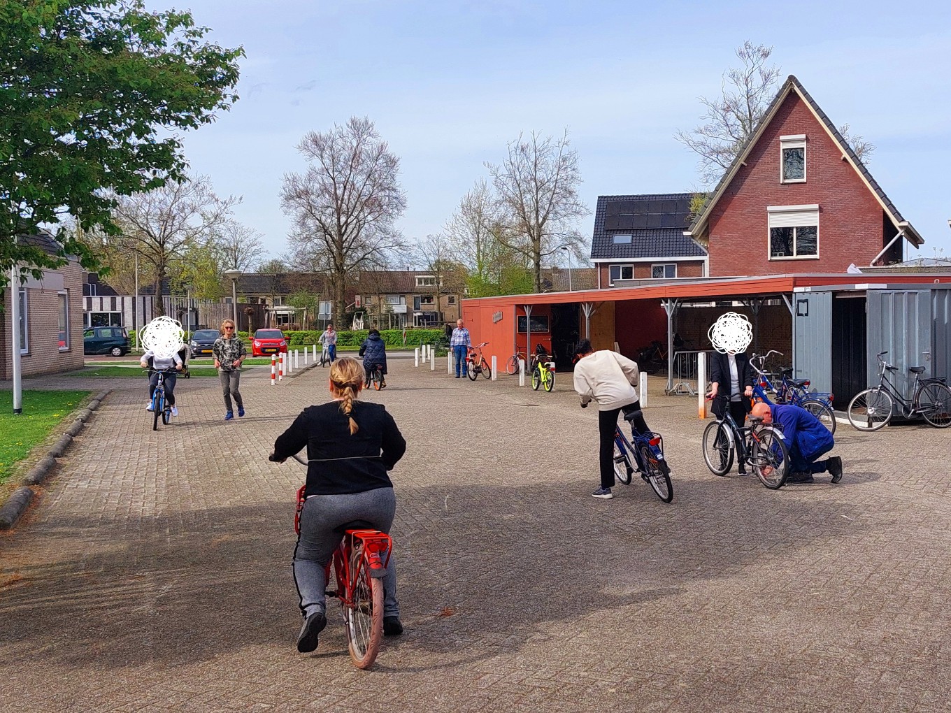 Statushouders leren fietsen in Dalfsen