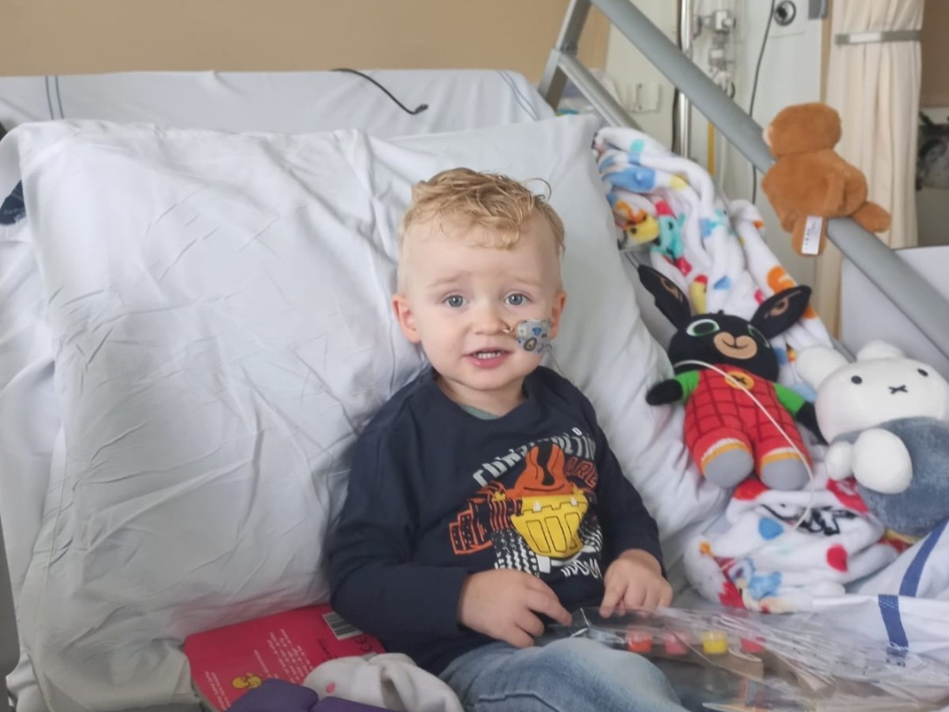 Ki-Jan in een ziekenhuisbed.