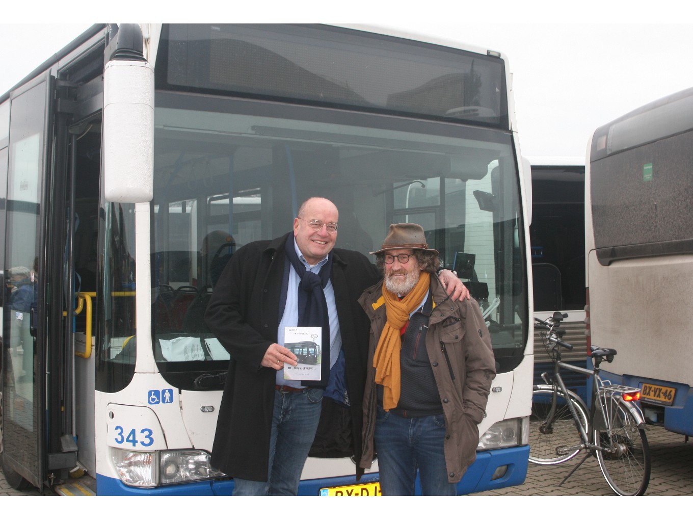 Bertus Grotenhuis overhandigt boek aan Fred Teeven