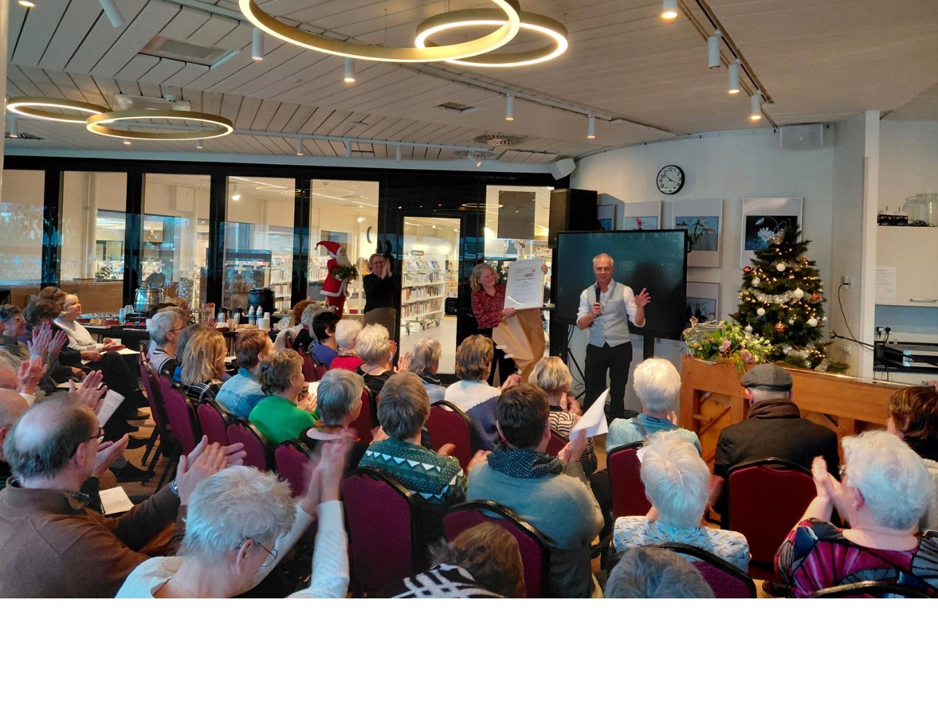 blijdschap tijdens de kerstbijeenkomst om de plek in de top 3 van Nederland. Foto: Bibliotheek Dalfsen.
