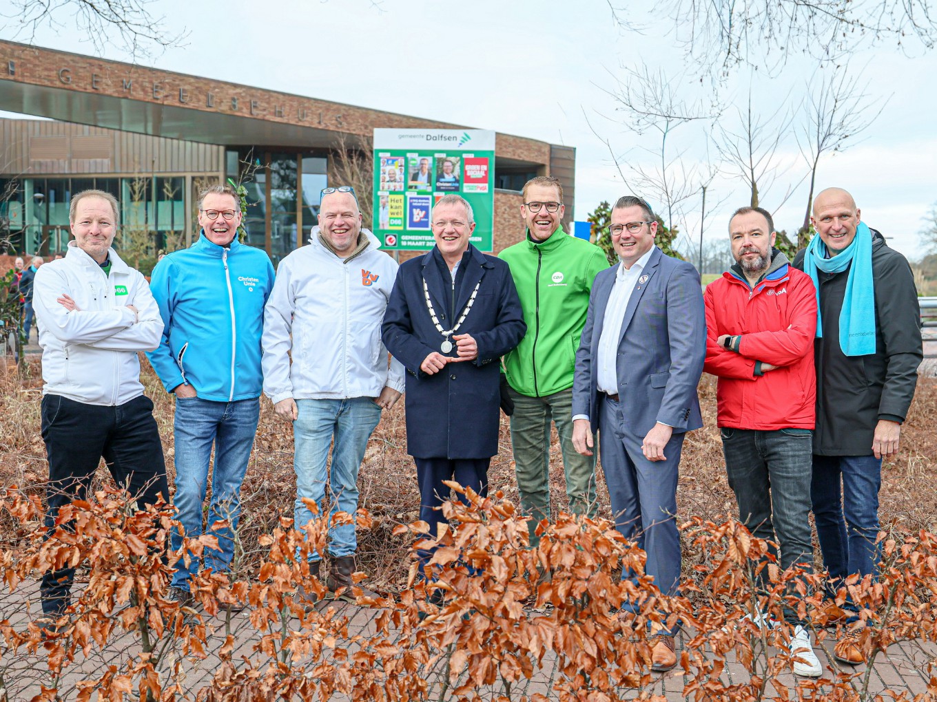 Burgemeester Michael Sijbom  met de lijsttrekkers van de zeven partijen die in de gemeente Dalfsen deelnemen. Foto Marcel van Saltbommel.