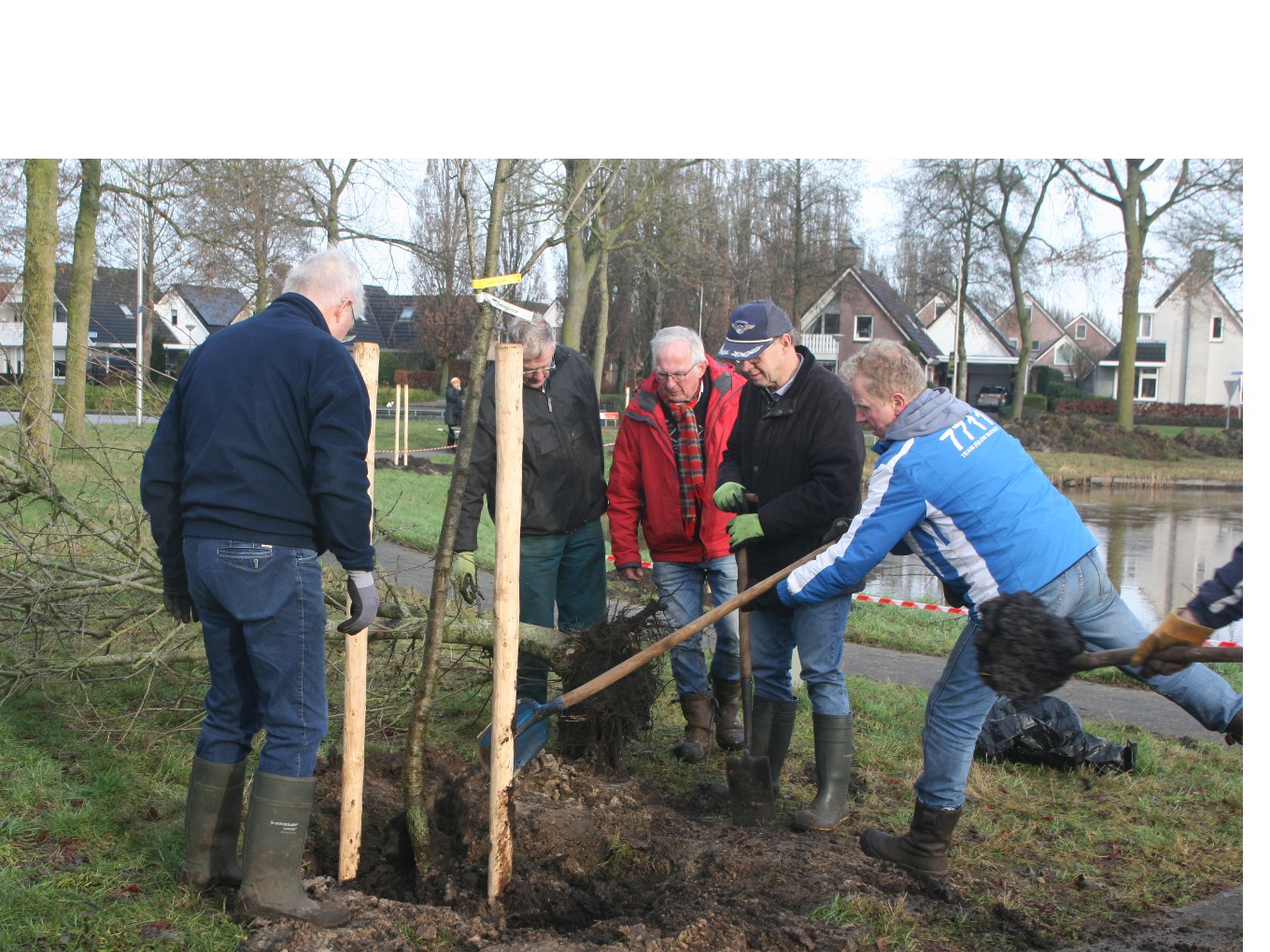 Samen bomen planten in Dorpsboomgaard Nieuwleusen