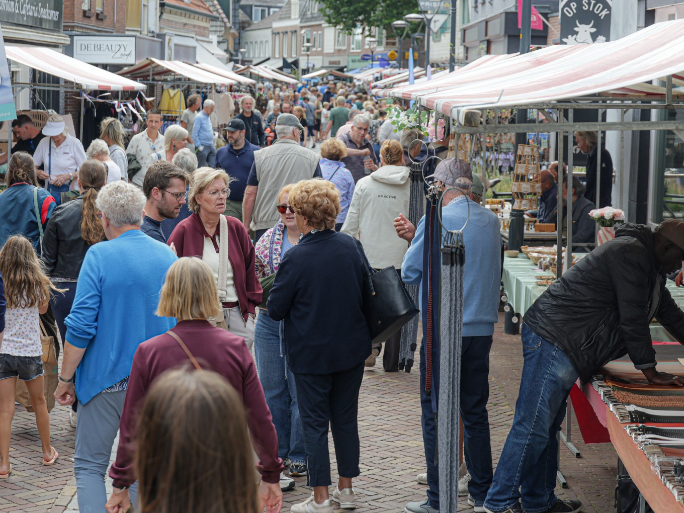 Gezellige drukte tijdens eerste Blauwe Bogen Dag in Dalfsen