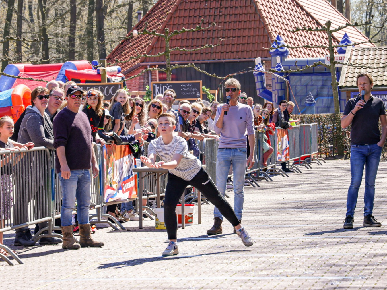 Record aantal deelnemers voor NK Eierengooien in Nieuwleusen