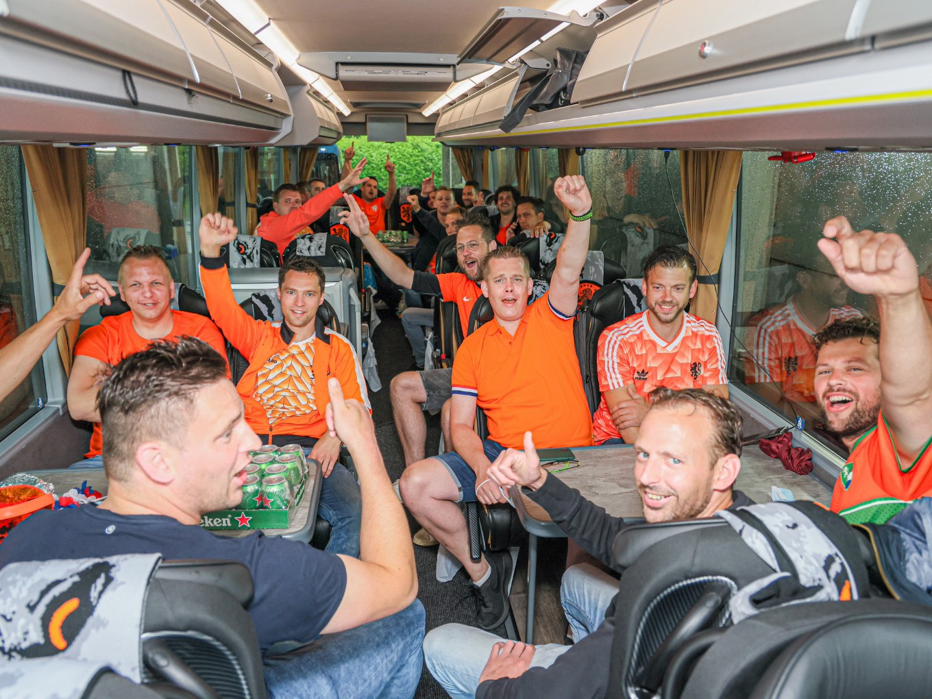 Delegatie uit Nieuwleusen naar EK-wedstrijd Oranje