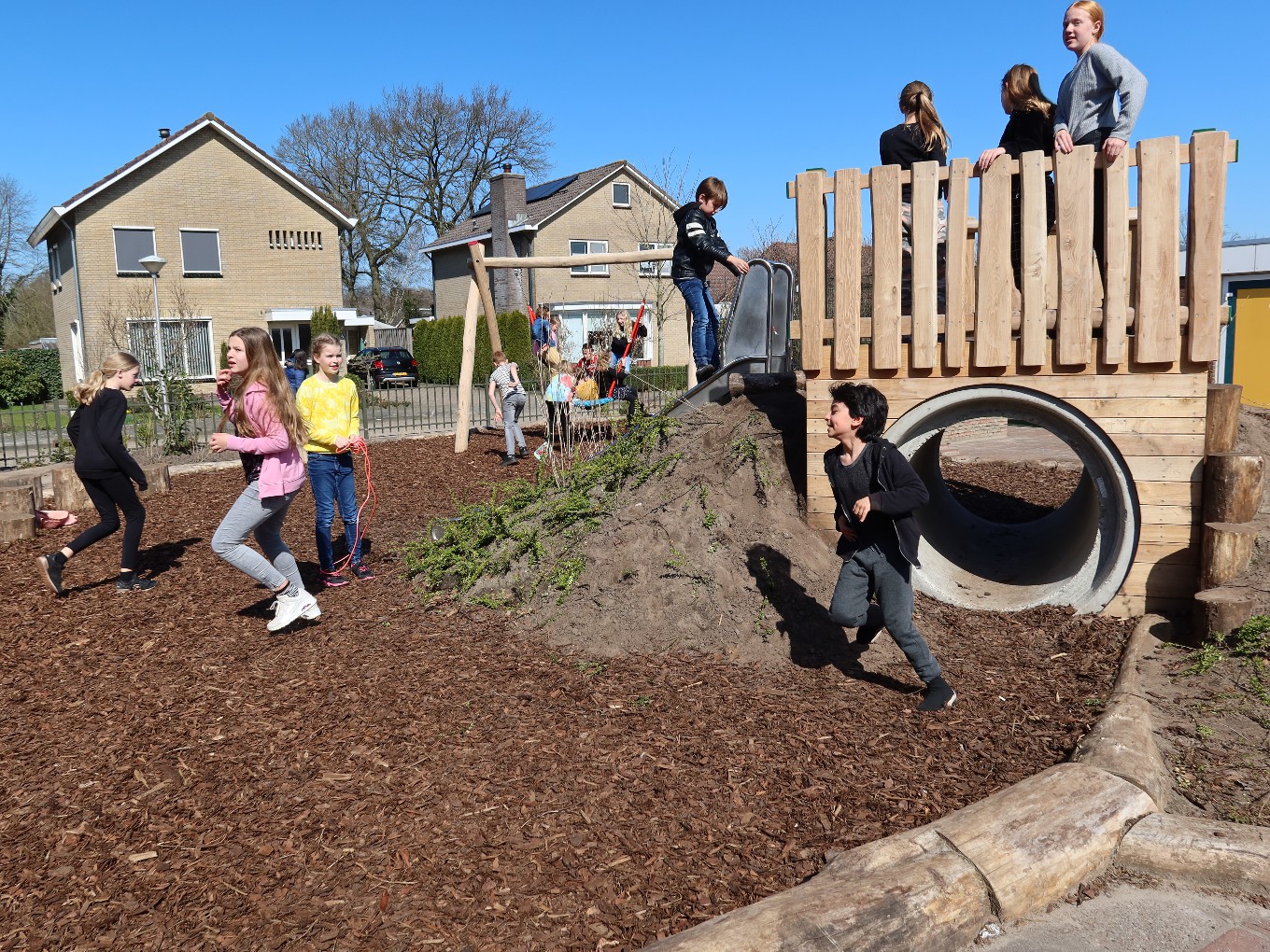 Basisschool De Wegwijzer maakt het schoolplein groener