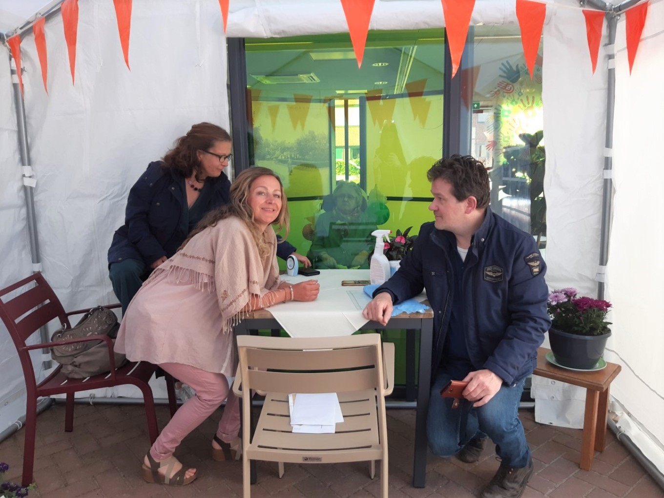 Even bijpraten in ‘kletshuisjes’ van De Hulstkampen in Nieuwleusen