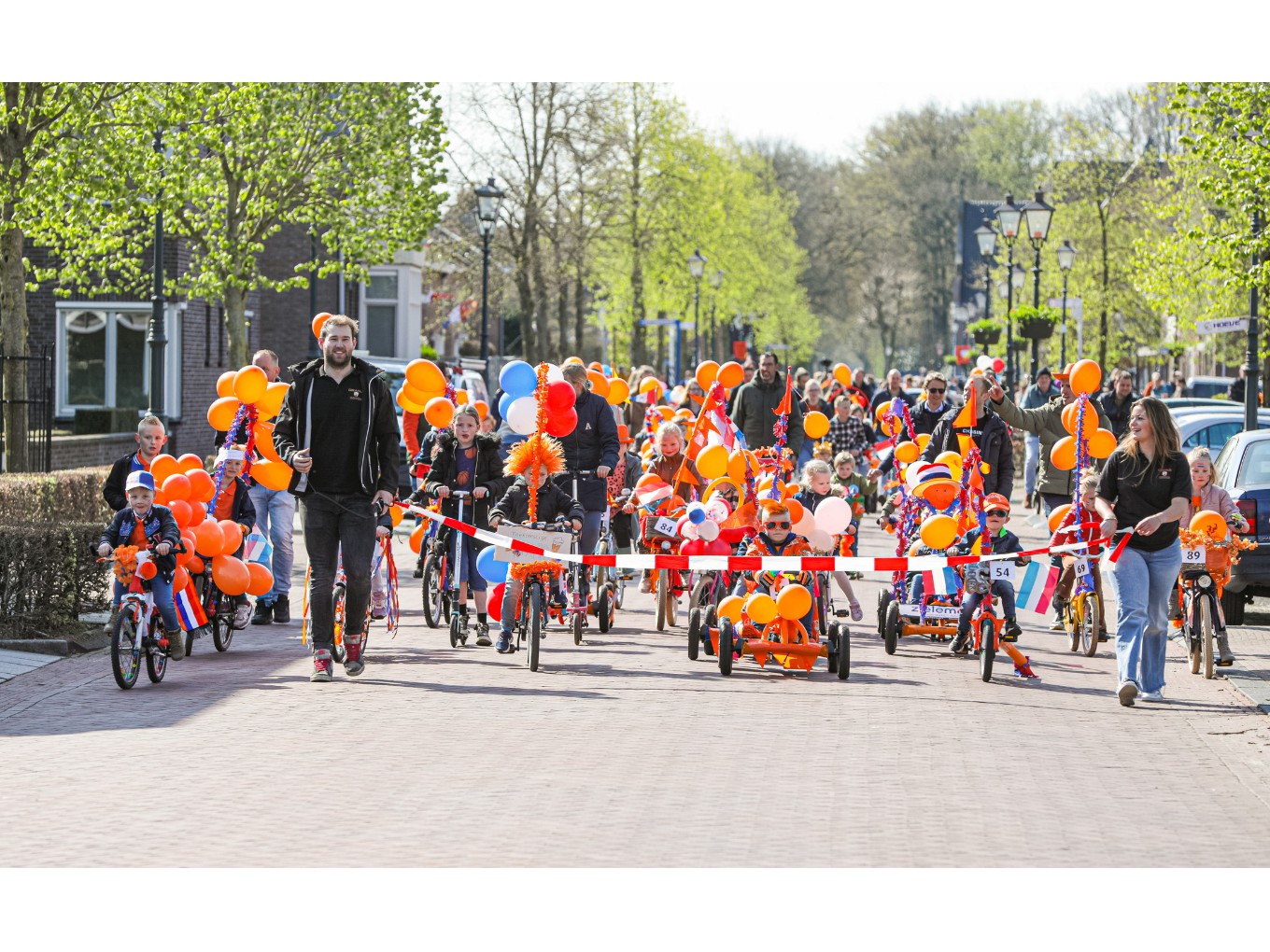 Kernen van Dalfsen vieren zonnige Koningsdag uitbundig