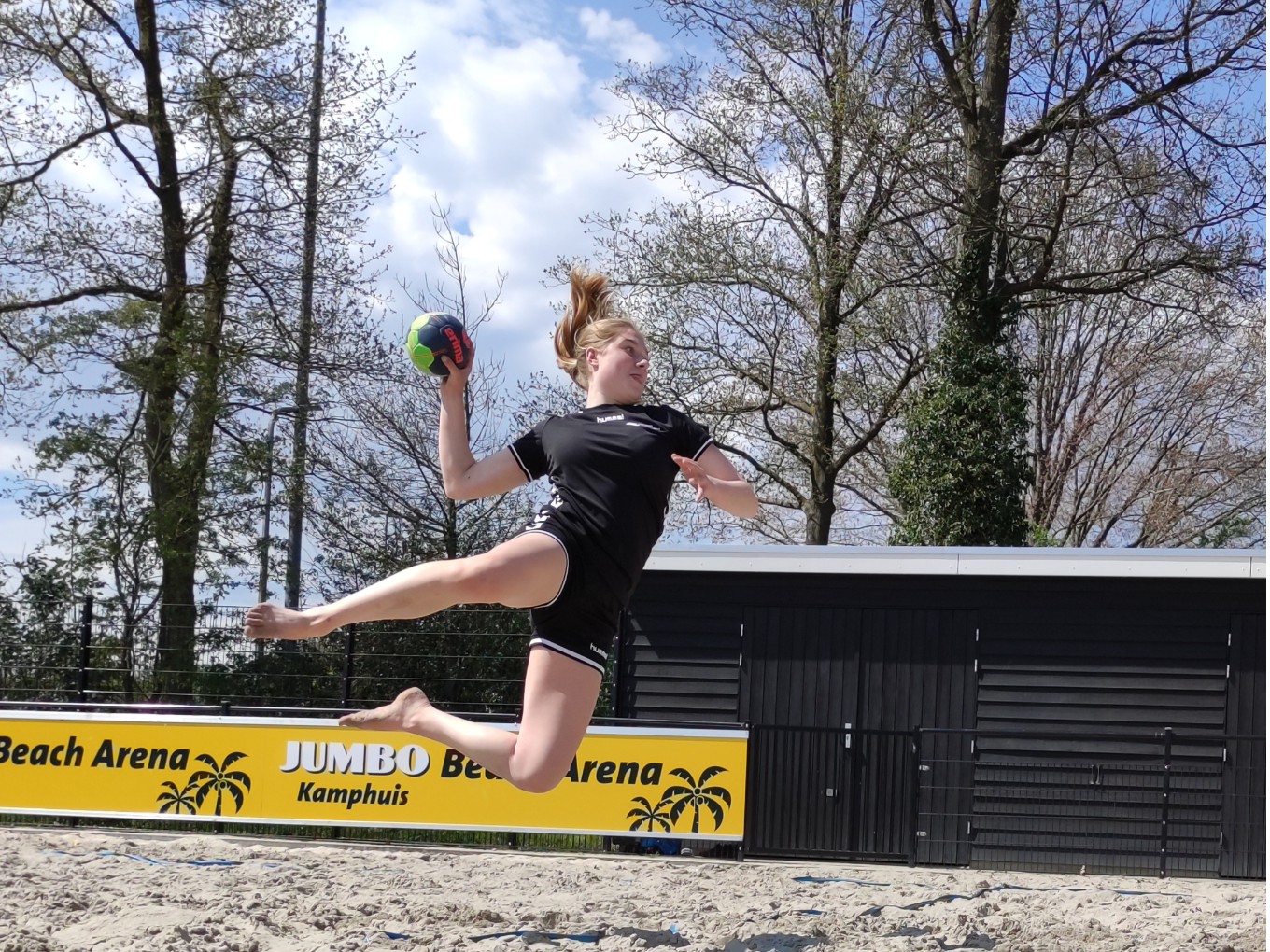 Nieuwleusense Kyra met TeamNL naar het EK Beachhandbal onder 17