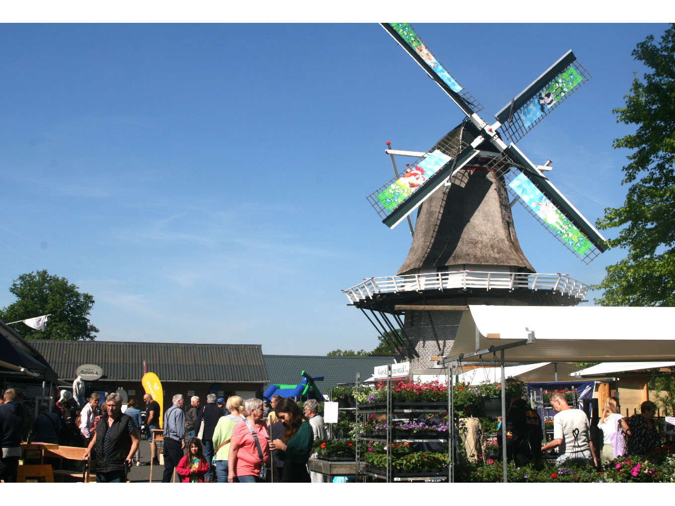 Veel bezoekers voor zonnige Meimarkt Molen Massier Nieuwleusen