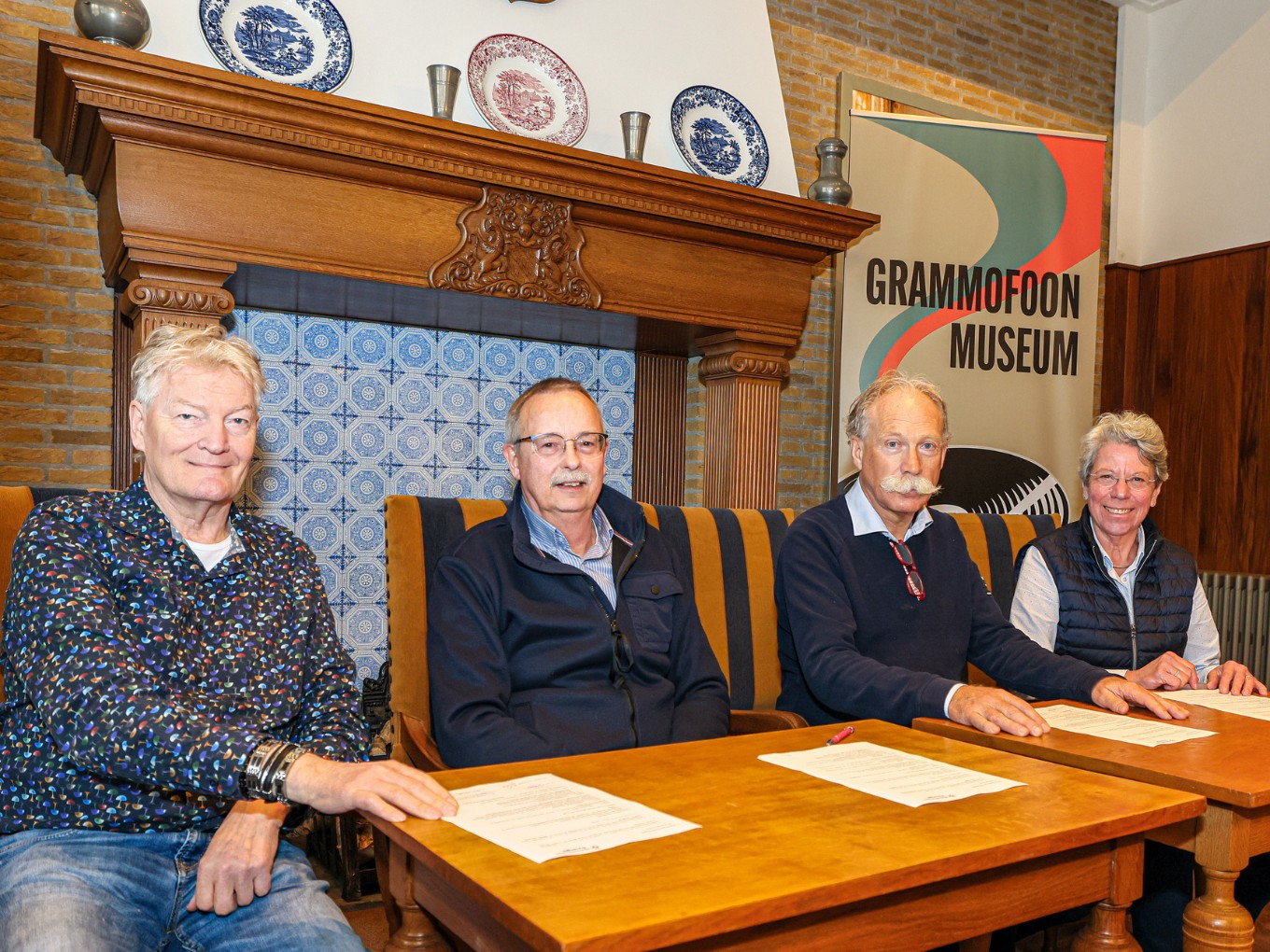 Vlnr: Martin Luinstra, Harry Kok (van Nieuwleusen Synergie), Gerard Oortwijn en Ingrid Bakker (namens het Grammofoonmuseum). Foto Marcel van Saltbommel.