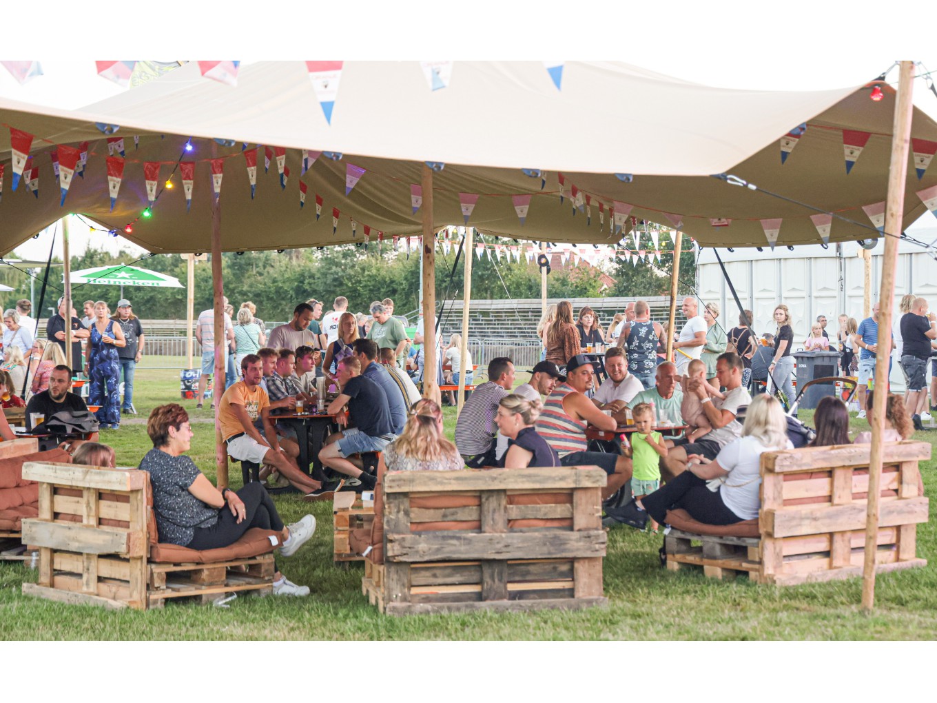 Druk bezocht tropisch Oranjefeest in Nieuwleusen