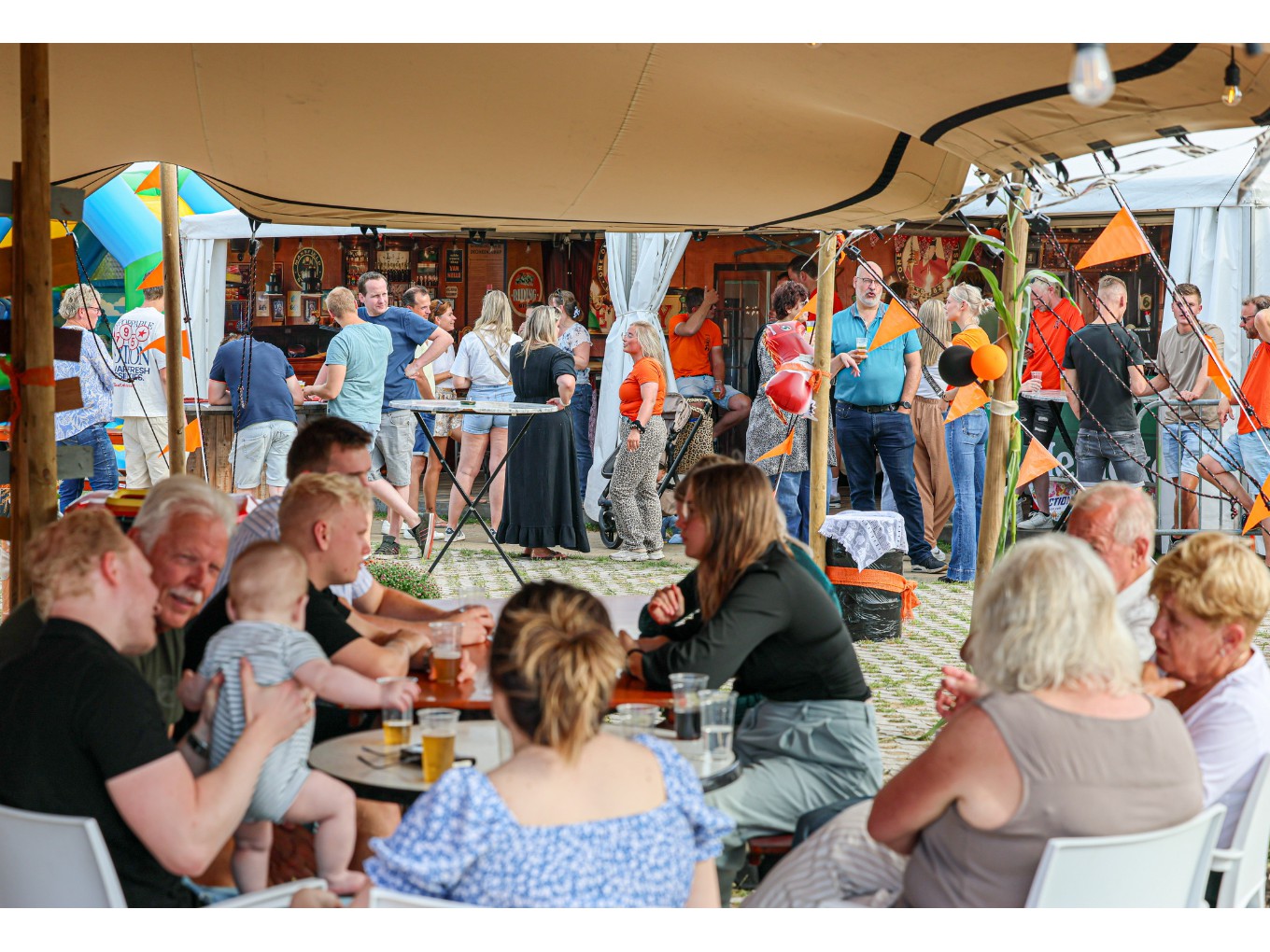 De barbecue voor nieuwe inwoners. Foto: Marcel van Saltbommel.