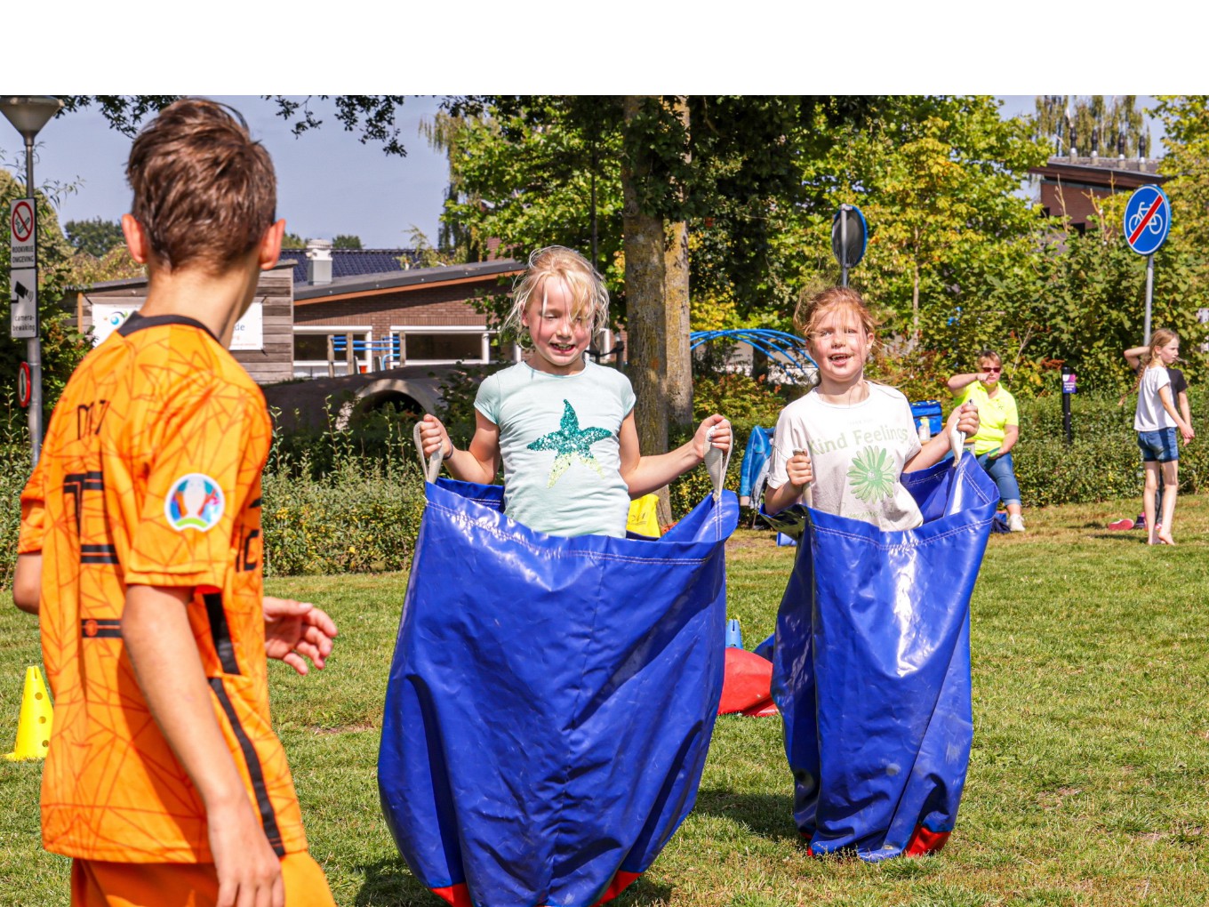Basisschoolleerlingen en straatversierders vieren Oranjefeest