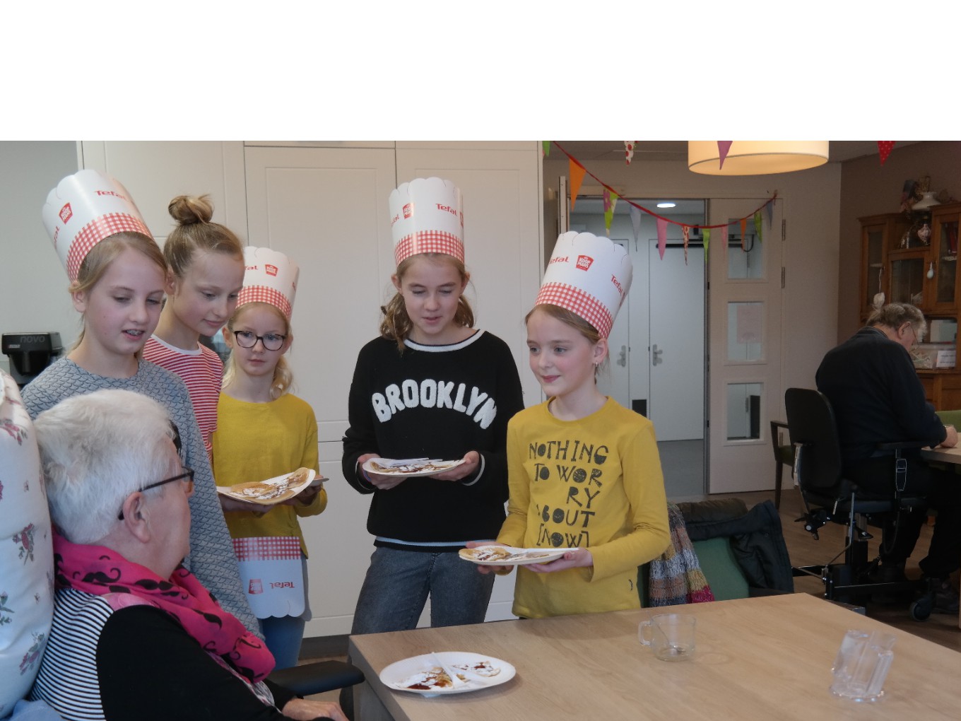 Leerlingen Planthof verrassen ouderen met pannenkoeken