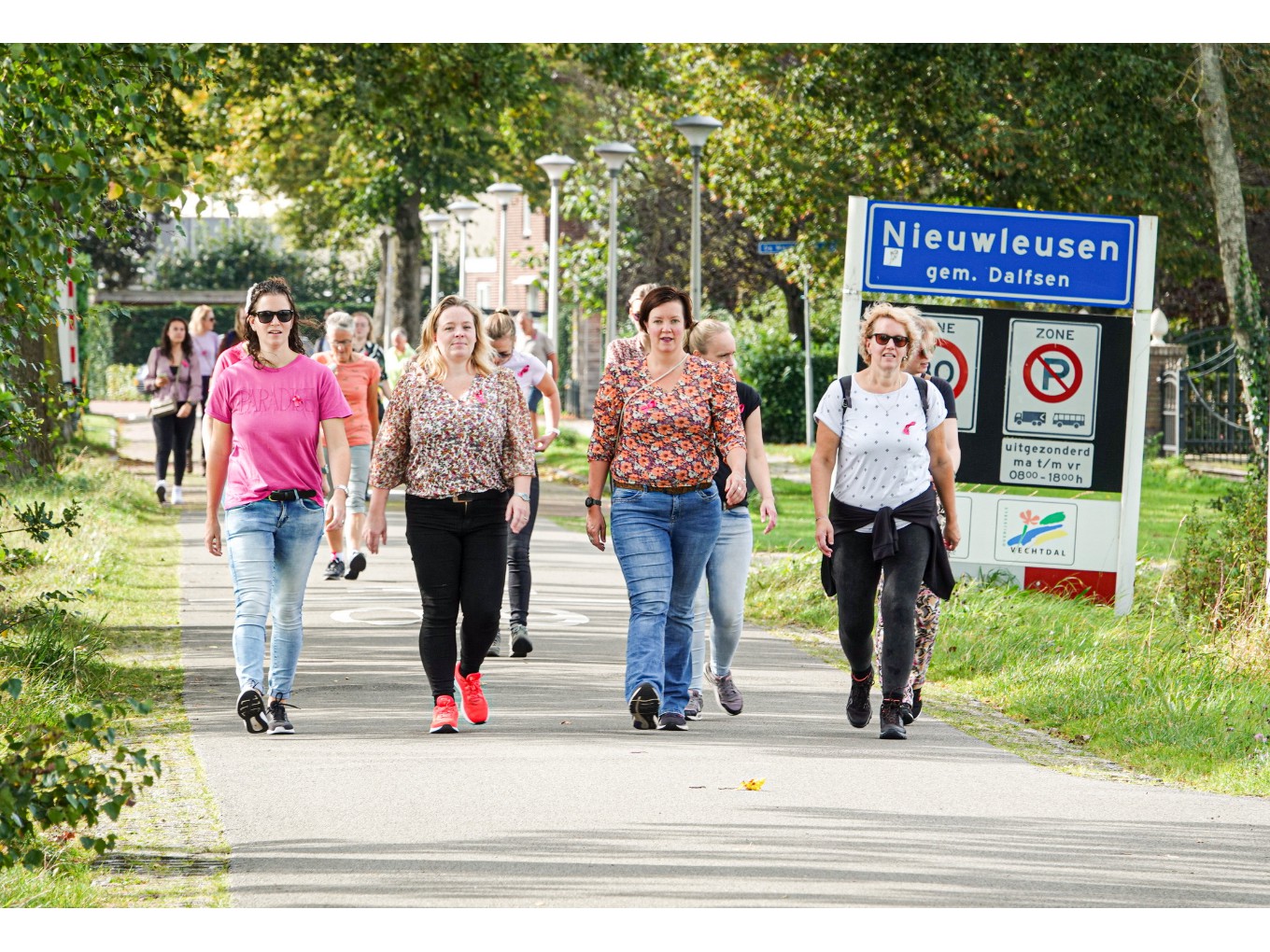 Nieuwleusen wandelt geld bij elkaar voor Pink Ribbon