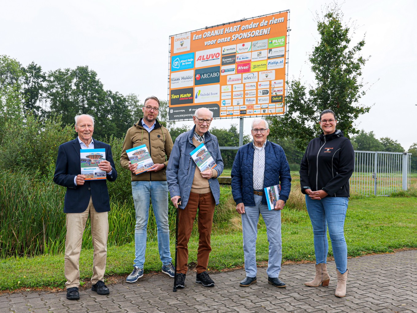 Eerste exemplaren plaatjesboek over de Oranjevereniging uitgereikt