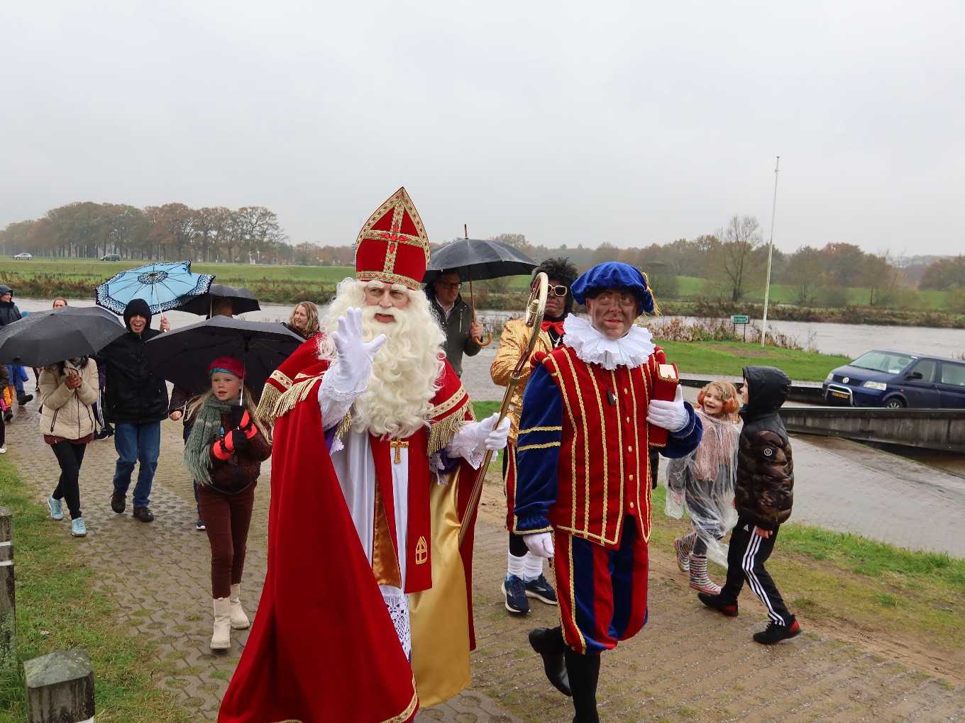 Sinterklaas komt aan in kletsnat Dalfsen