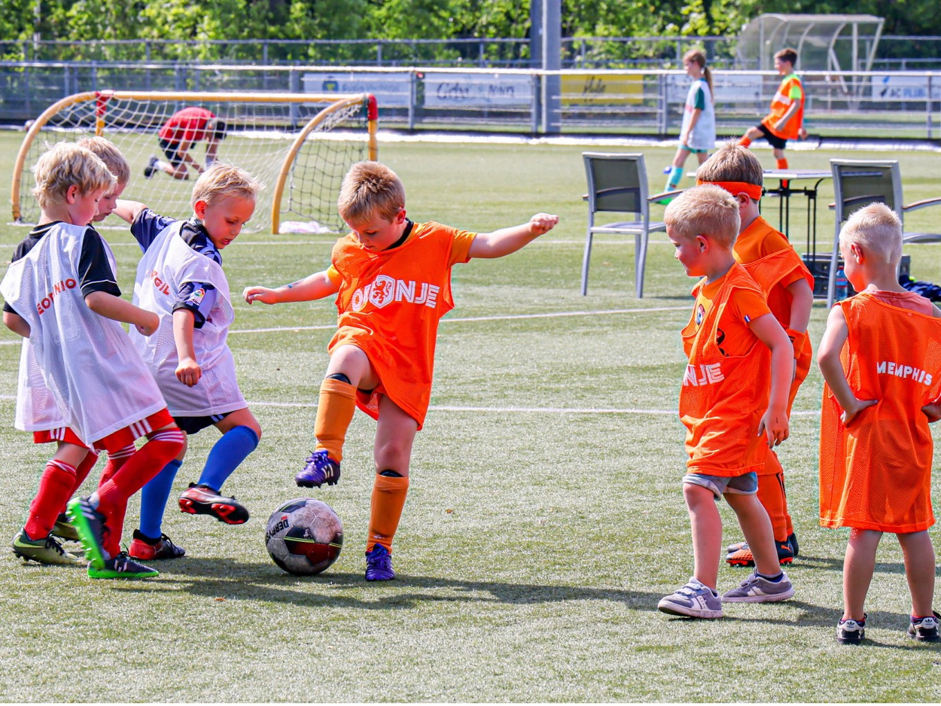 Kinderen hebben volop voetbalplezier op het Oranjefestival