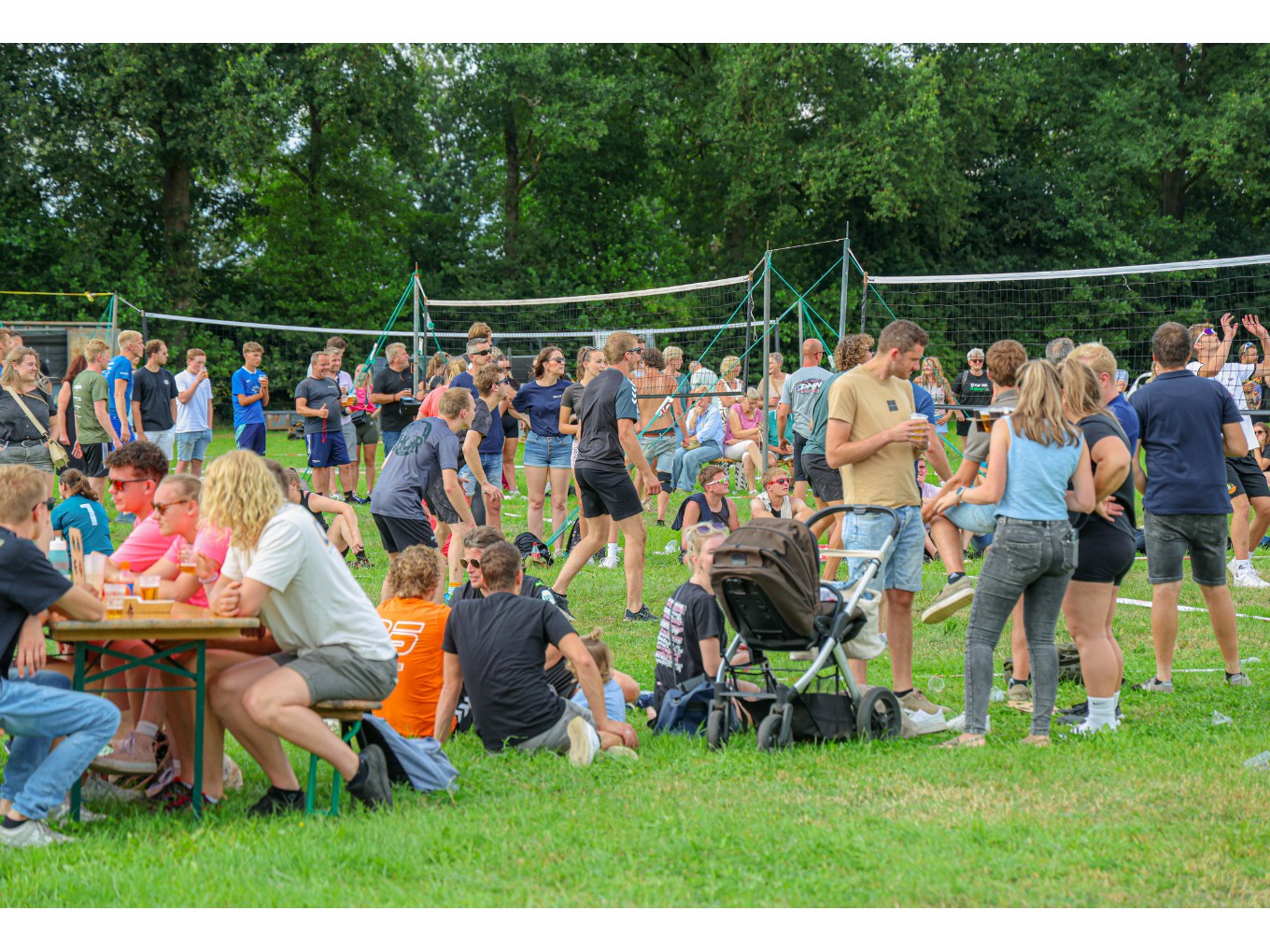 volleyballen op het Titom Feest. Archieffoto: Marcel van Saltbommel.