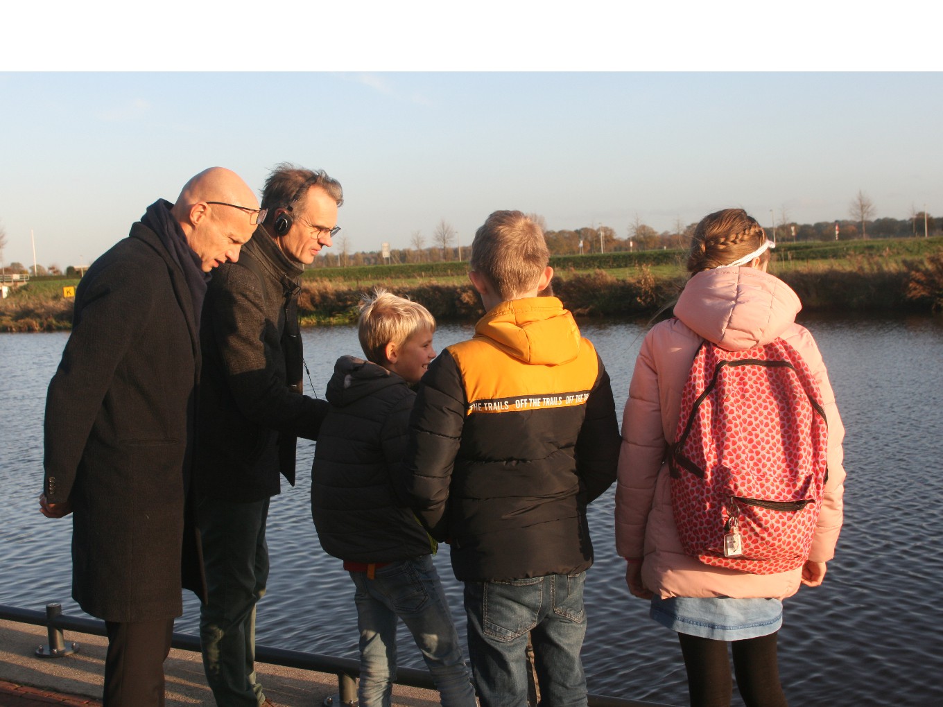 Watergezant Henk Ovink spreekt met kinderen over de Vecht