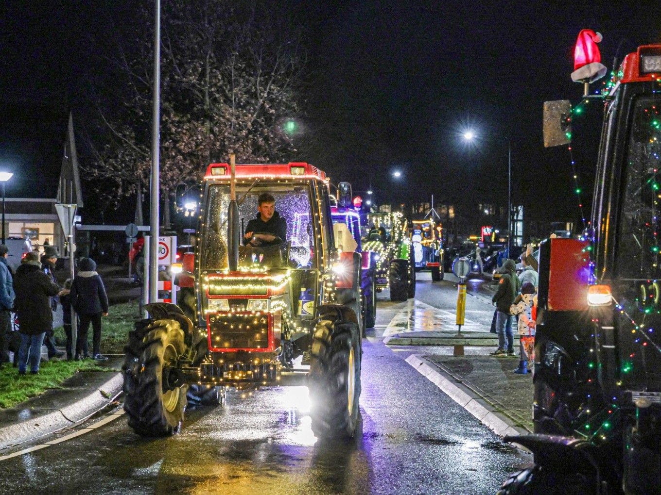 Verlichte trekkers rijden door dorp Dalfsen