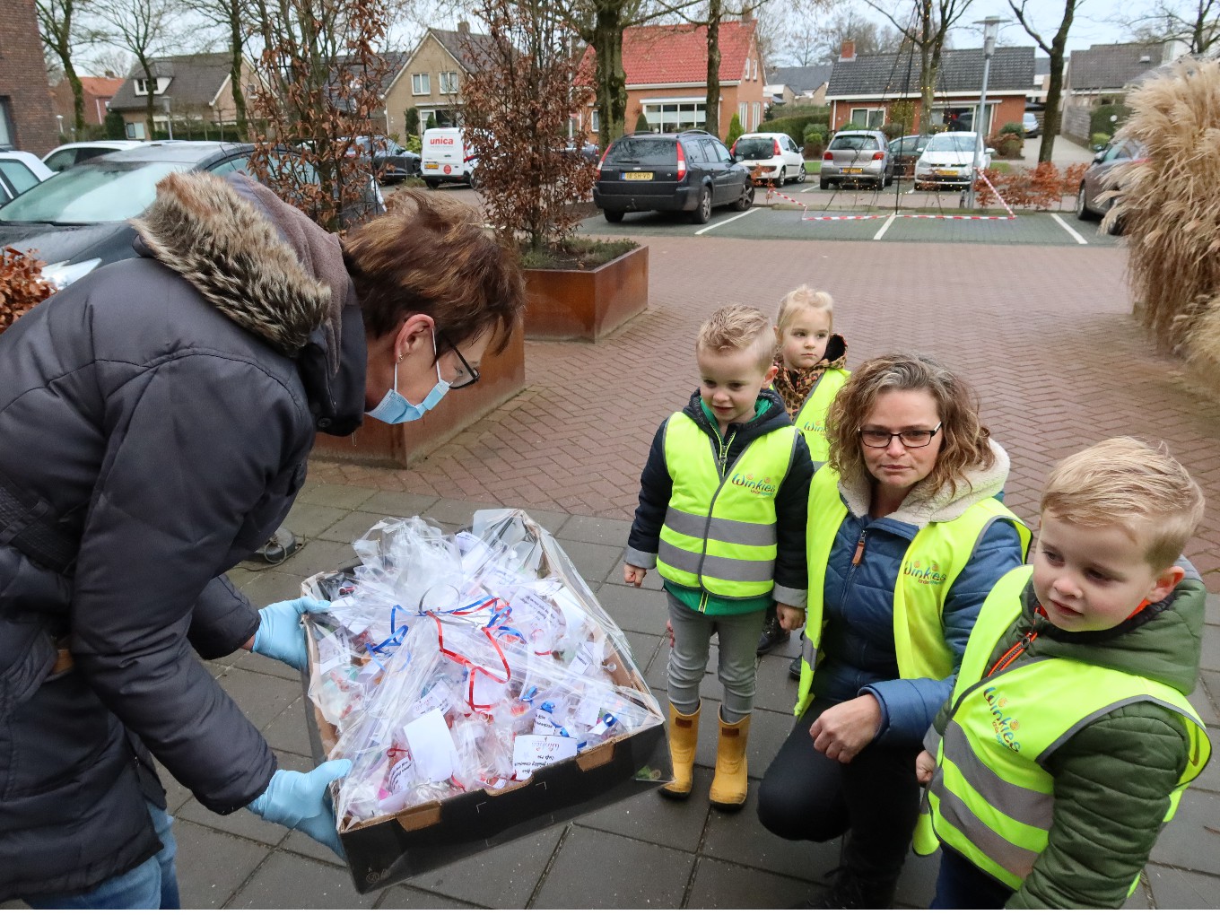 Winkies brengen kerstcreaties voor de bewoners van de Hulstkampen