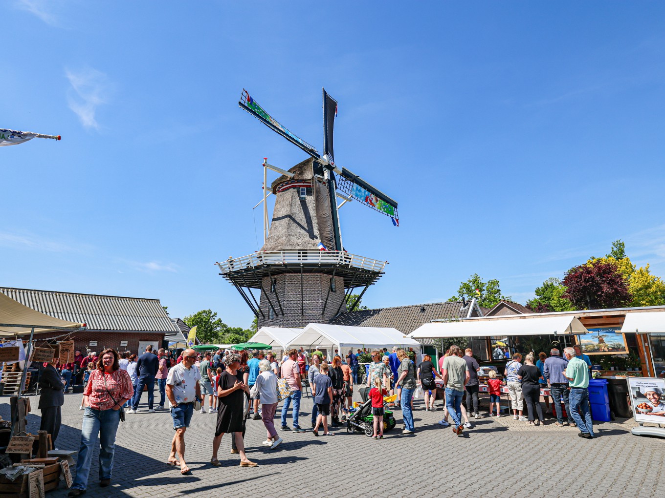 Zonnige markt bij Molen Massier trekt veel bezoekers