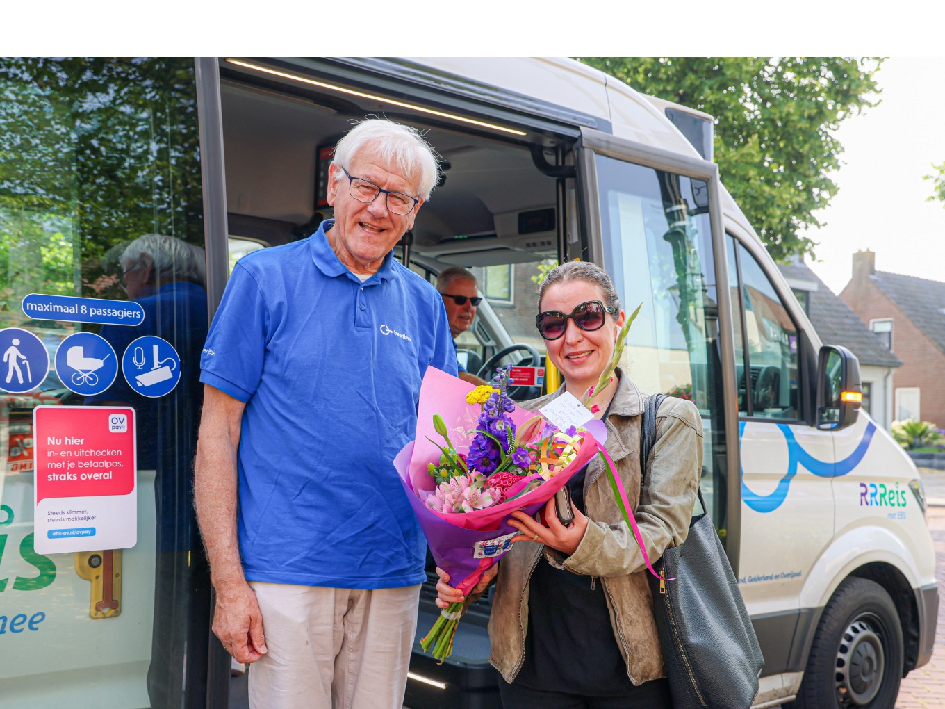 Bloemetje voor 150.000e reiziger met Buurtbus Nieuwleusen-Dalfsen