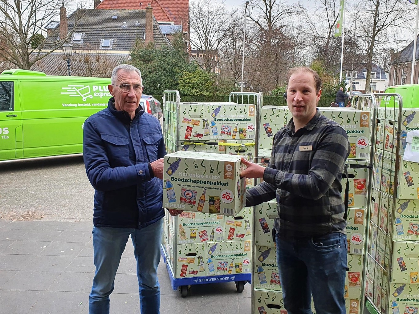 Pakketten met boodschappen voor minima in Nieuwleusen