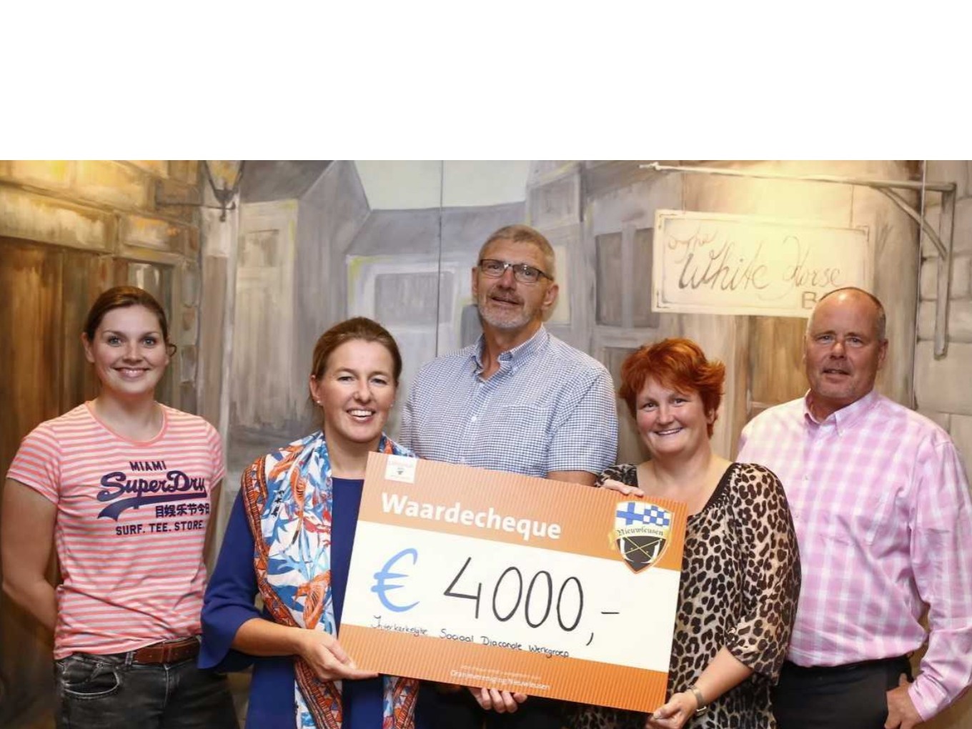 Oranjevereniging reikt cheque uit aan goed doel