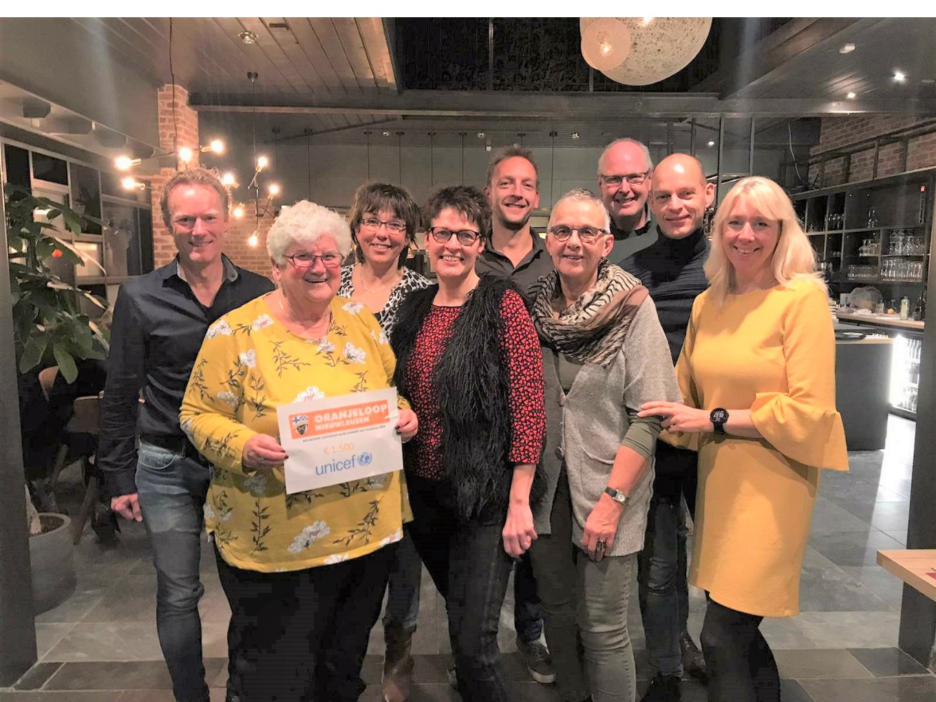 Loopgroep AG'85 doneert cheque aan Unicef Nieuwleusen