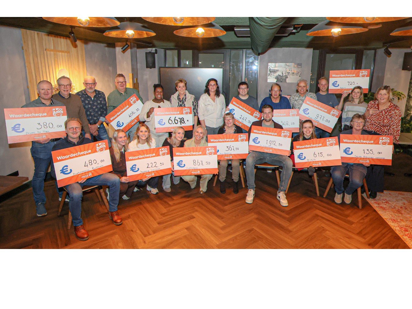 Oranjevereniging Nieuwleusen bedankt vrijwilligers en deelt cheques uit