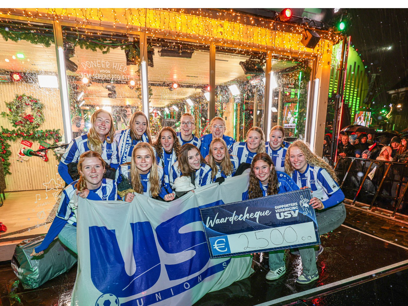 Dames USV doneren 2.500 euro bij Glazen Huis