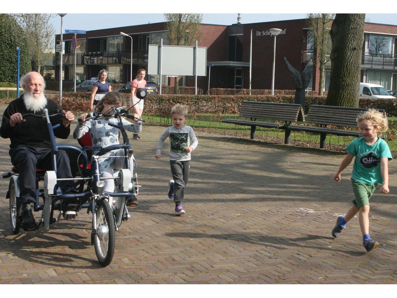 Oudleusen neemt nieuwe duofiets in gebruik