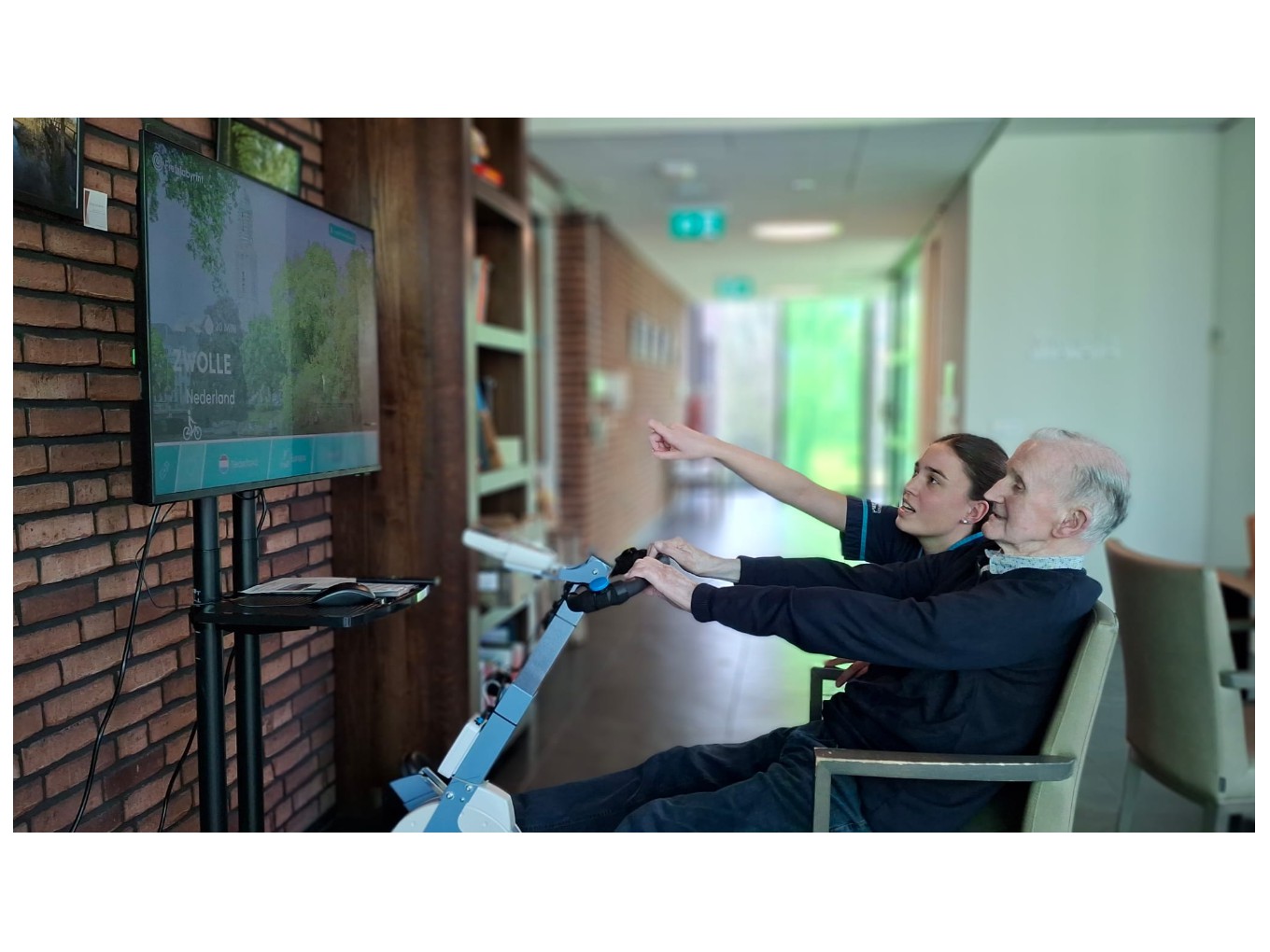 een bewoner maakt gebruik van het Fietslabyrint. Foto: De Hulstkampen.