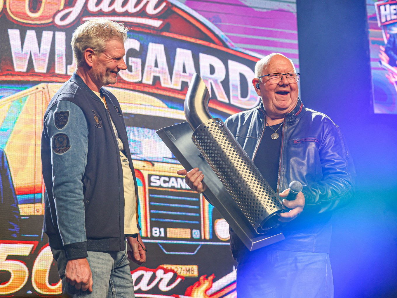 Henk Wijngaard krijgt eerste ‘Vlam in de Pijp’-award van Tukker FM