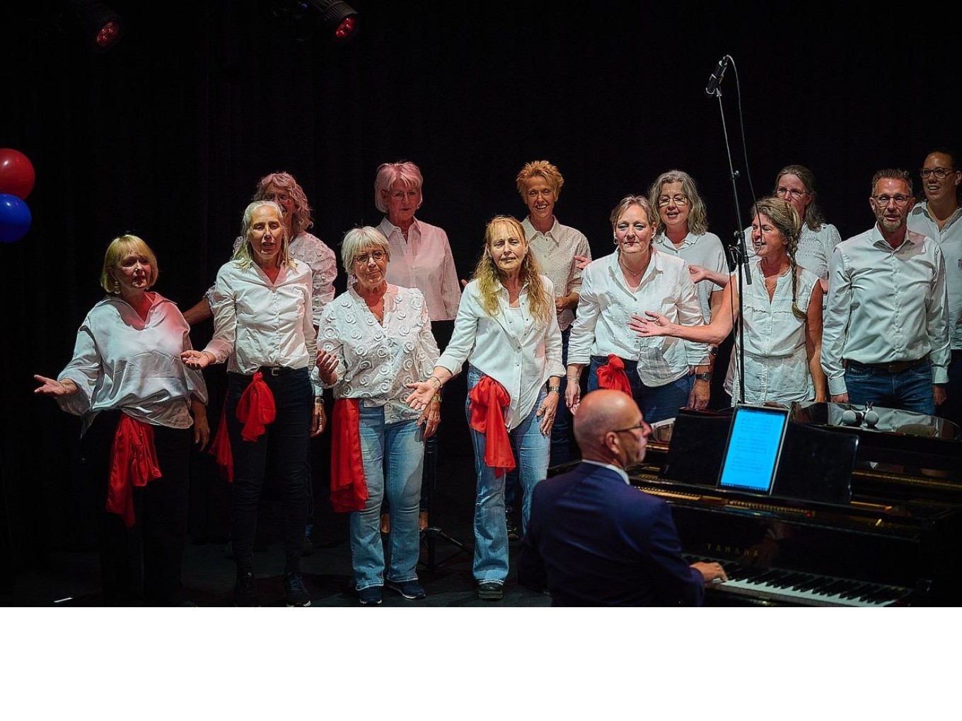 Uitverkocht jubileumconcert van gospelkoor Akousate Dalfsen