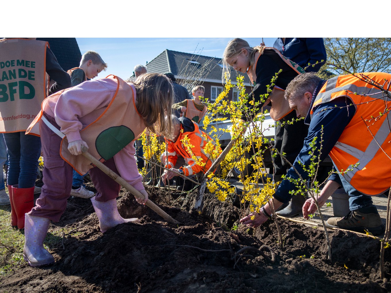 bomen planten. Bron foto: gemeente Dalfsen.
