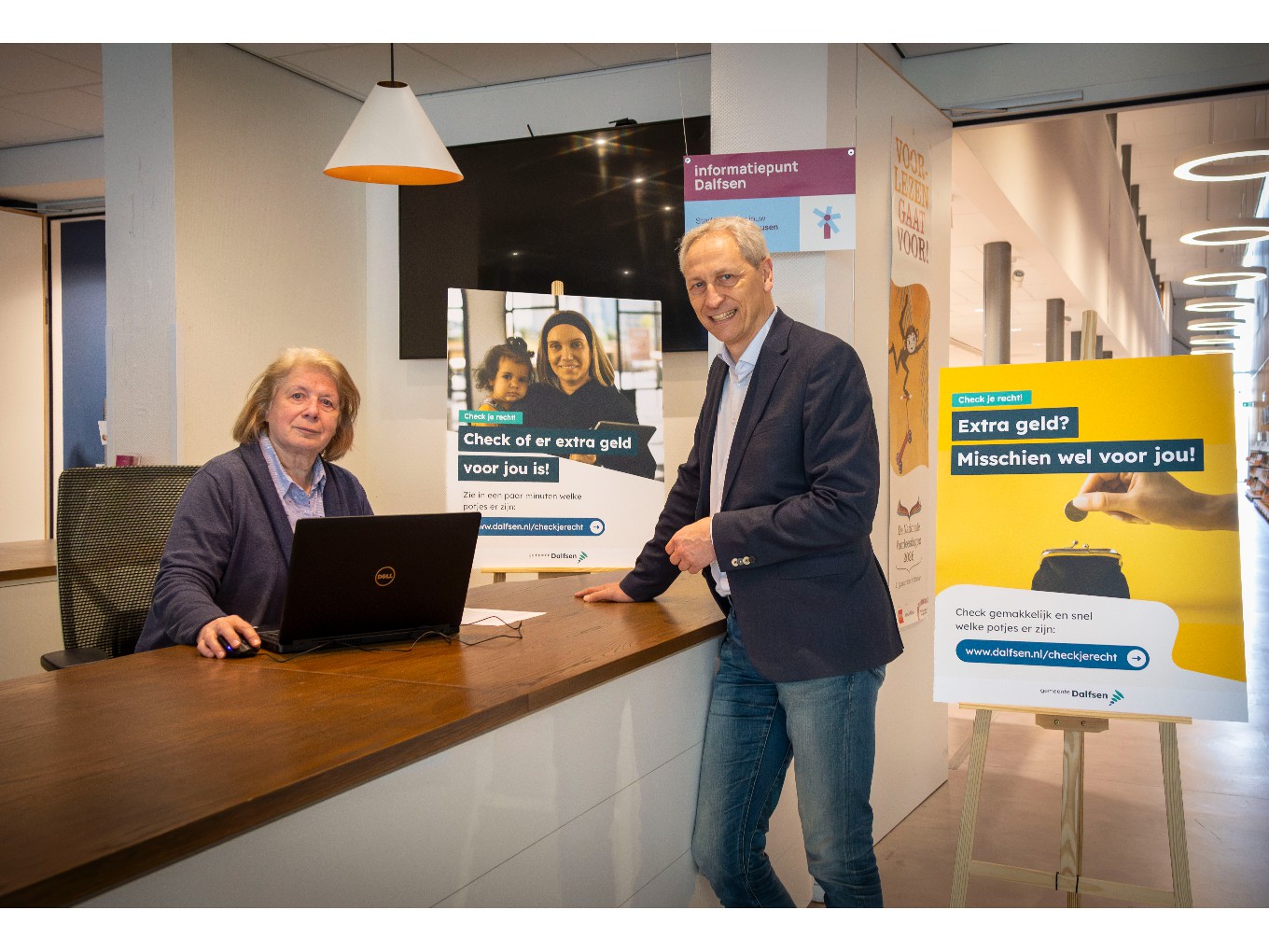 wethouder Jan Uitslag samen met vrijwilliger Ina Olthoff.