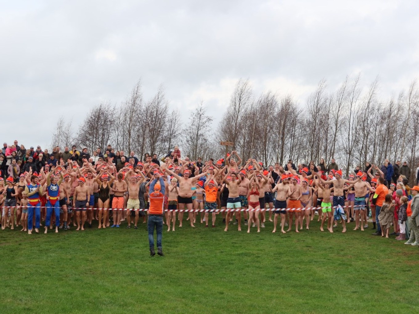 Nieuwjaarsduik ALS-Team Dalfsen levert 9.500 euro op