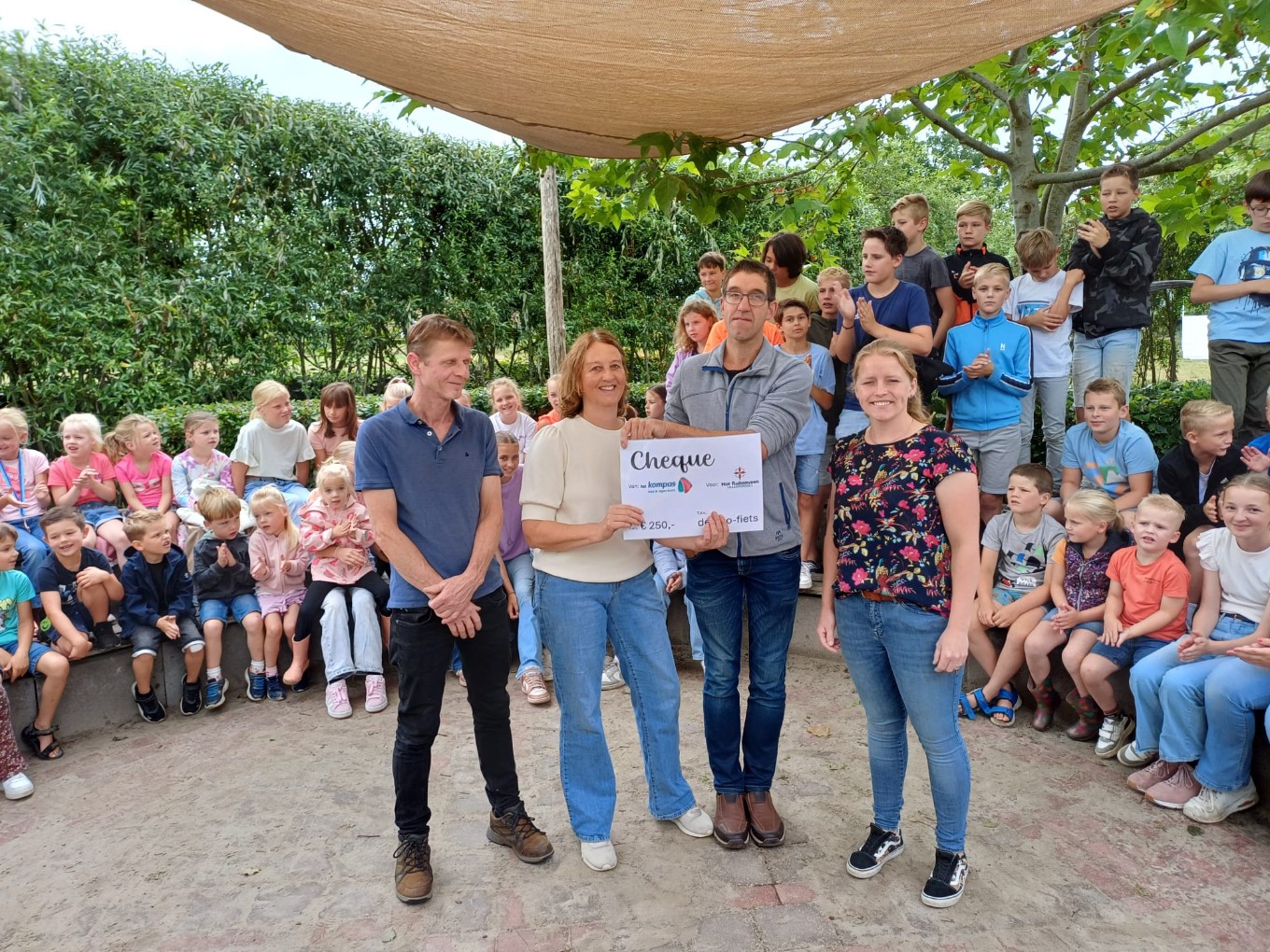 CDS Het Kompas Nieuwleusen doneert voor duo-fiets