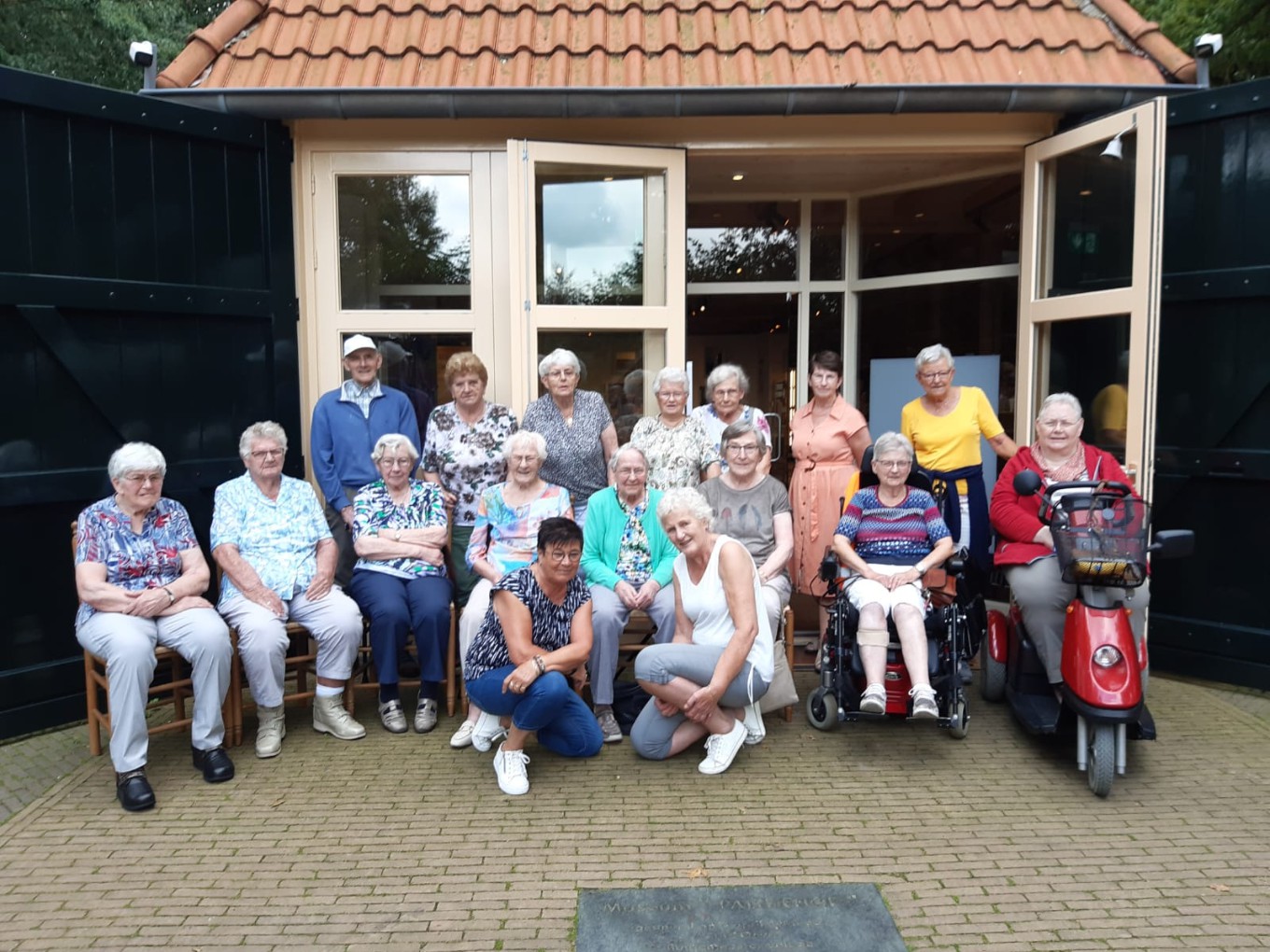 De Zonnebloem picknickt in museum Palthehof