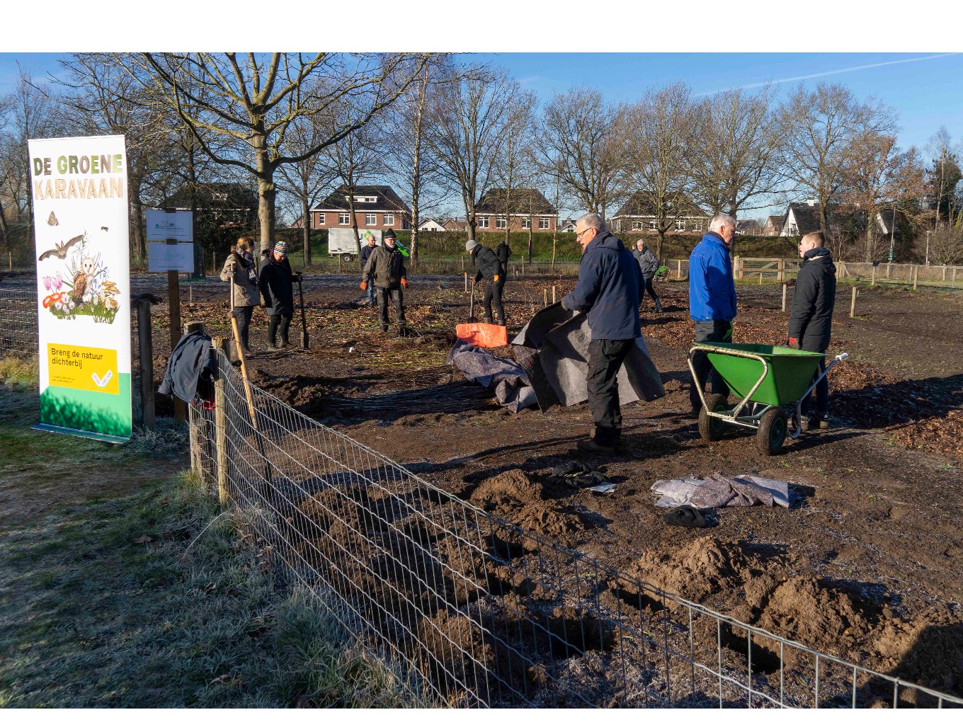 Heggen planten bij Natuurboerderij Lindehoeve in Dalfsen