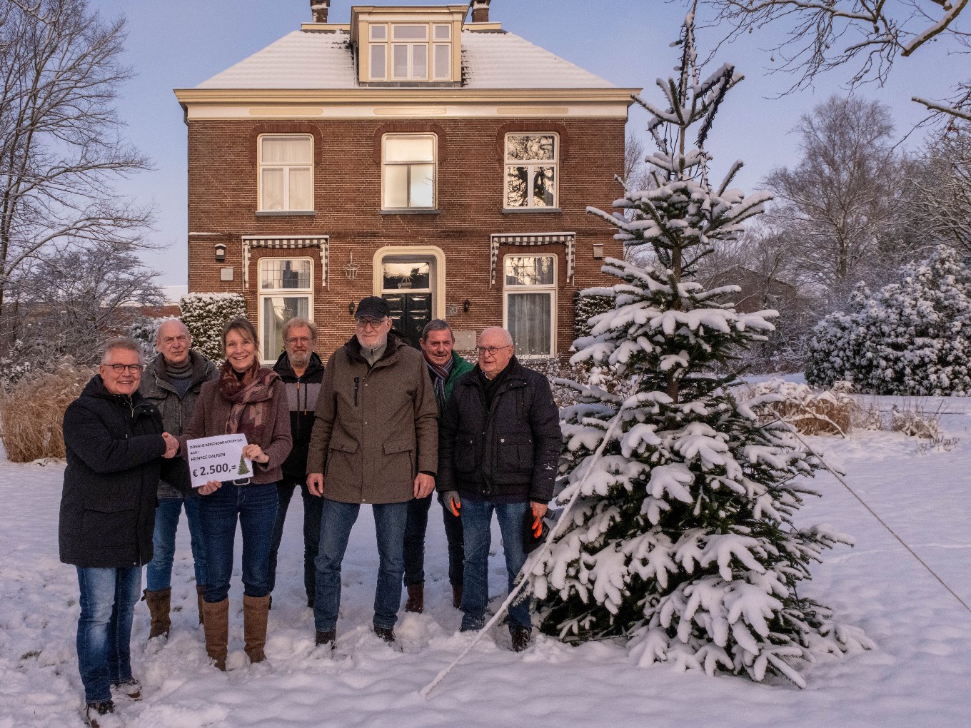 Kerstbomengroep SV Dalfsen doneert aan Hospice Dalfsen
