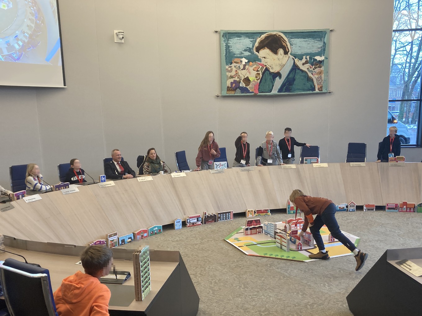 Kinderen nemen raadzaal in Dalfsen over tijdens Democracity