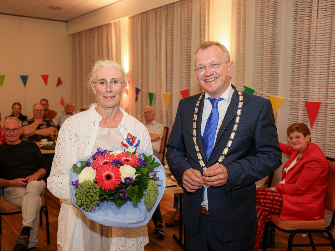 Rebecca Feenstra met onderscheiding en burgemeester Michael Sijbom. Foto: Marcel van Saltbommel.
